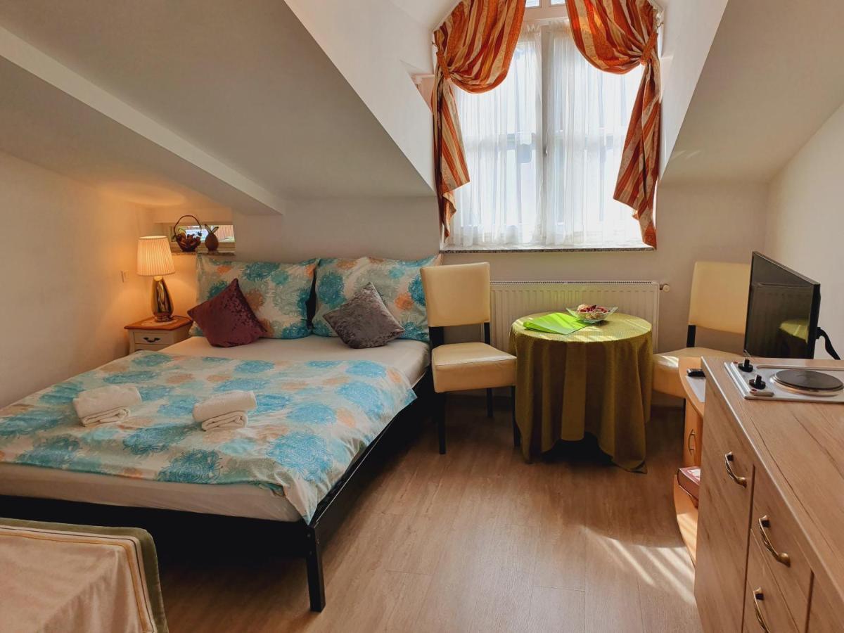 Karmelita Boutique Apartman Sopron Exteriör bild